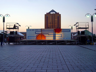 写真: 夕暮れのメインステージ (2007.10.6)