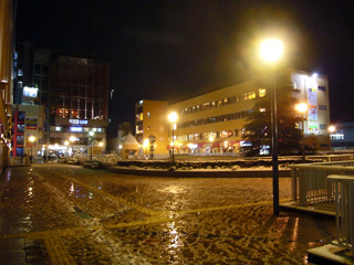 写真: 雪の夜の駅前 (2008.2.9)