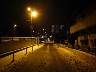 写真: 雪の夜の16号沿い (2008.2.9)