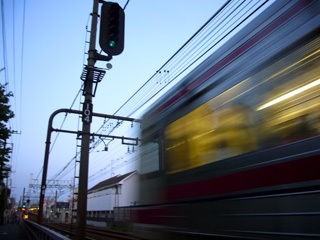 写真: 準特急・新宿行き、通過中 (2008.5.6)