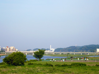 写真: 多摩川と一ノ宮公園と京王多摩川橋梁 (2009.5.1)