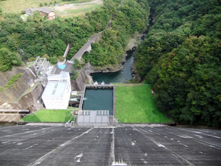 写真: 真上から大河内ダムを見下ろしてみる (2009.9.23)