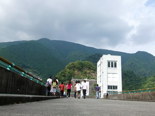 写真: 一行、ダムの上を征く (2009.9.23)