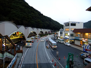 写真: 夕暮れの箱根湯本駅前 (2009.9.25)