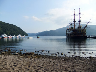 写真: 湖とボートと海賊船 (2009.9.26)